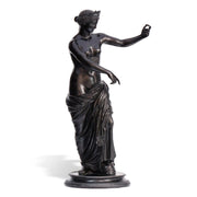 Statua in bronzo di Afrodite di Capua vista frontale
