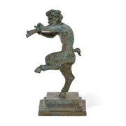 Vista laterale del Fauno con pifferi in bronzo , statuetta artistica.