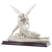Immagine artistica della statua di Eros e Psiche, enfatizzando la finitura liscia del marmo.