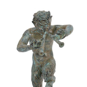 Primo piano di una statuetta in bronzo raffigurante il fauno con pifferi.